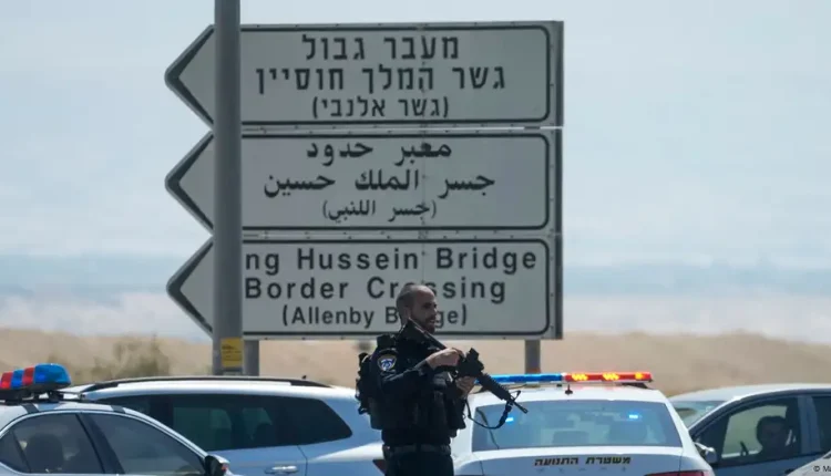 شرطي إسرائيلي عند معبر "جسر الملك حسين" بين الأردن والضفة الغربية - أسوشيتد برس