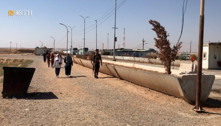 لاجئون عائدون من لبنان على معبر الطبقة شمالي سوريا - نورث برسلاجئون عائدون من لبنان على معبر الطبقة شمالي سوريا - نورث برس