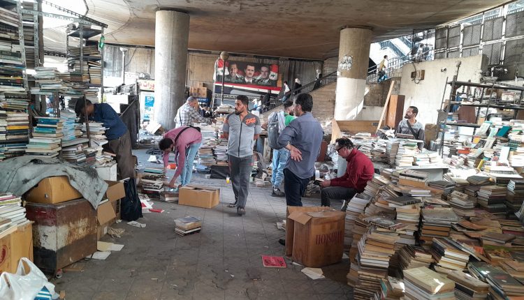 أصحاب بسطات عند كتبهم لآخرة مرة تحت جسر الرئيس في دمشق - التواصل الاجتماعي