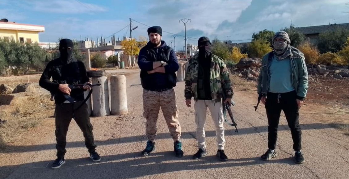 مسلحين يغلقون أحد مداخل بلدة الكرك بريف درعا - متداول