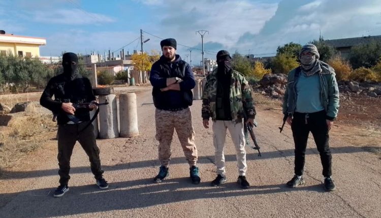 مسلحين يغلقون أحد مداخل بلدة الكرك بريف درعا - متداول
