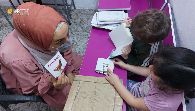 أطفال يخضعون لمهارات تنمية في مركز علاجي للاضطرابات اللغوية بمدينة القامشلي – نورث برس