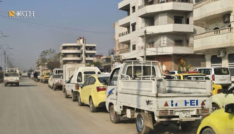 ازدحام على محطات الوقود في القامشلي بعد الضربات الجوية التركية الأخيرة - نورث برس
