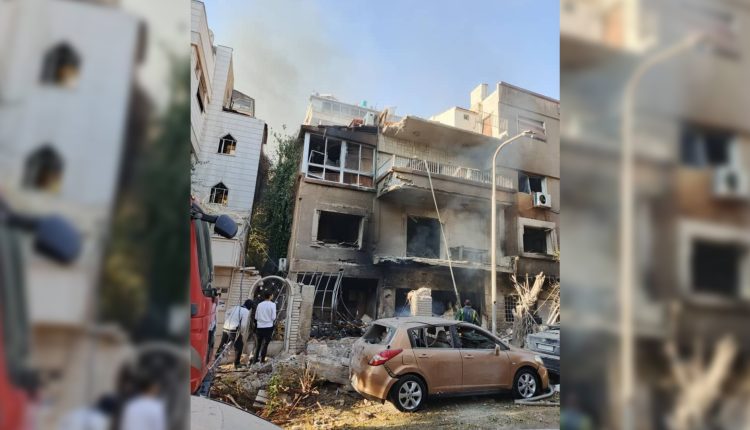 ثار القصف الإسرائيلي على مبنى بحي المزة بدمشق أمس الخميس _ متداول