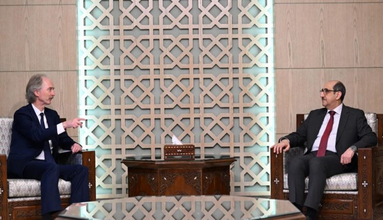 وزير الخارجية السوري بسام الصباغ خلال لقائه المبعوث الأممي الخاص غير بيدرسون بدمشق - سانا