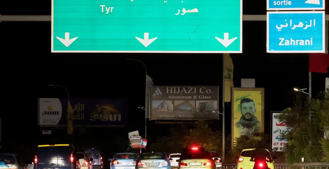 عودة نازحين إلى جنوب لبنان مع بدء سريان وقف إطلاق النار - رويترز