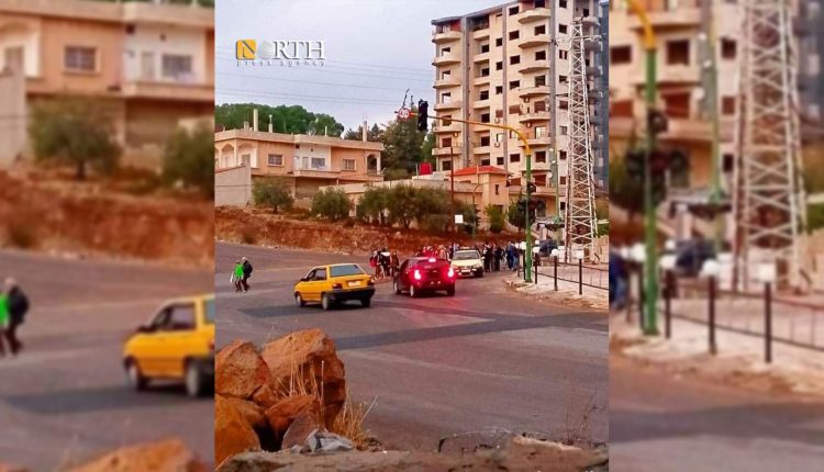 ذوي طلاب من جامعة حلب ينتظرون أبنائهم عند مدخل مدينة السويداء - نورث برس