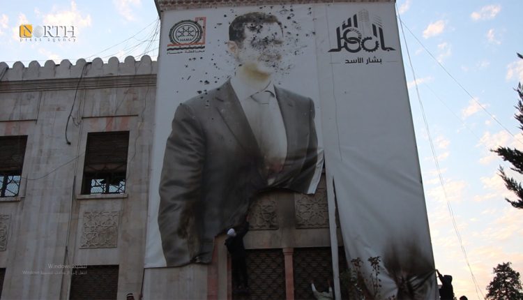 تمزيق صورة لبشار الأسد في حماة – نورث برس
