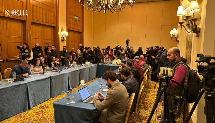 تجمع صحفيين قبل بداية مؤتمر الخارجية الأميركية في دمشق الذي تم إلغاؤه – نورث برس
