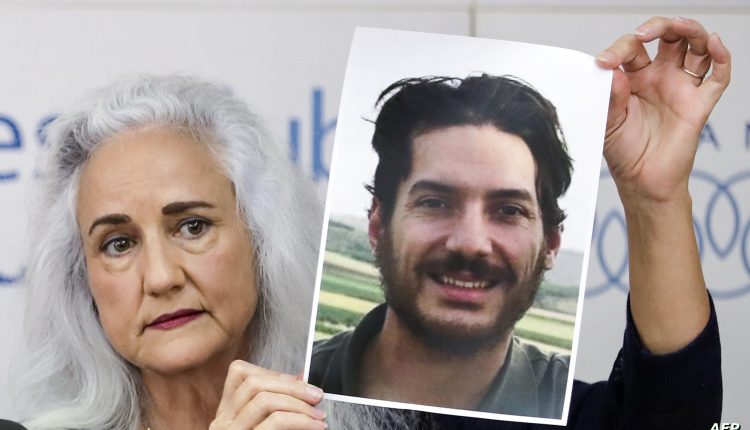 والدة أوستن تايس ترفع صورة نجلها - أ ف ب