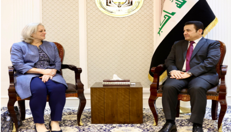 مستشار الأمن القومي العراقي قاسم الأعرجي و السفيرة الأمريكية في العراق إلينا رومانوسكي