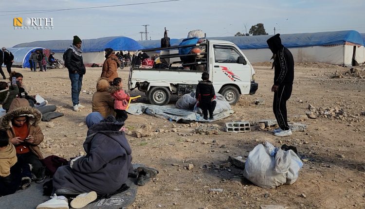 نازحون من ريف حلب في مخيم المدينة الرياضية بالطبقة - نورث برس