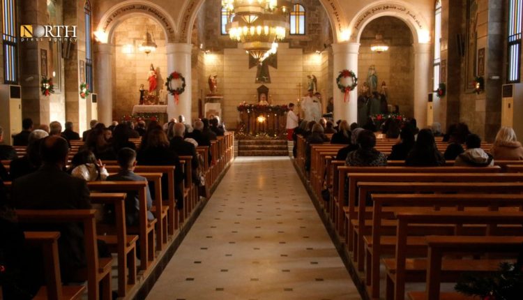 طقوس عيد الميلاد في كنيسة مار يعقوب بالقامشلي يوم الأربعاء الفائت - نورث برس