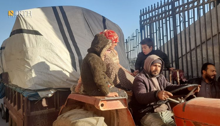 نازحون من ريف حلب الشمالي في ملعب الرقة البلدي (الأسود) - نورث برس