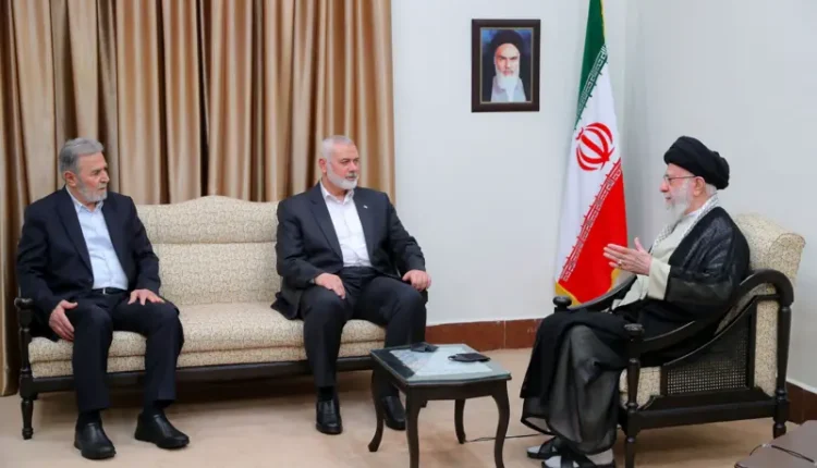 إسماعيل هنية في لقاء مع الرئيس الإيراني مسعود بزشكيان ومرشد الثورة علي خامنئي في طهران قبل اغتياله بيوم - بي بي سي عربية