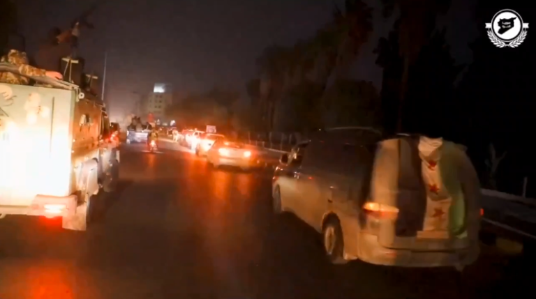 صورة من فيديو نشرته جريدة "الوطن" لأرتال إدارة الأمن العام وقوات الشرطة في مدينة حمص