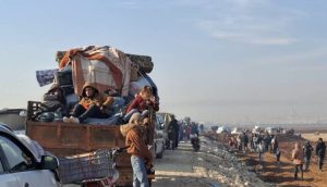 آلاف النازحين من منطقة تل رفعت بريف حلب الشمالي محاصرين من قبل فصائل المعارضة الموالية لتركيا - متداول