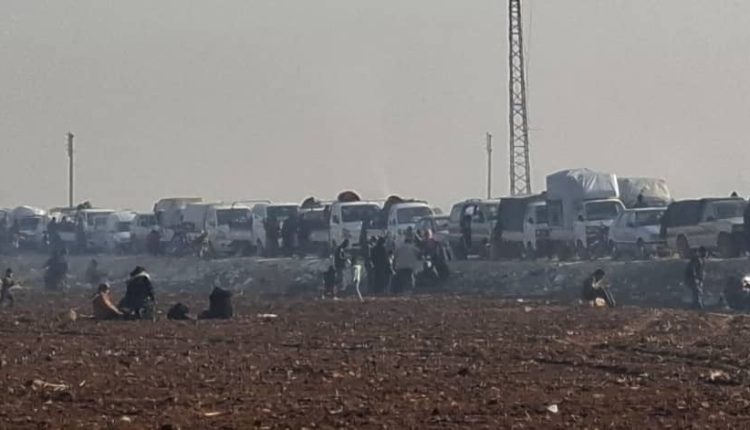 آلاف النازحين من منطقة تل رفعت بريف حلب الشمالي محاصرين من قبل فصائل المعارضة الموالية لتركيا - متداول