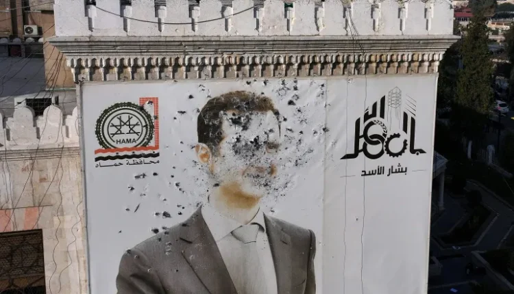 تمزيق صورة بشار الأسد في حماة - متداول