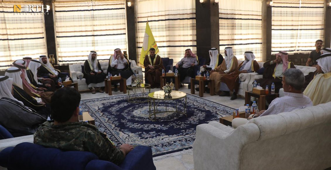 اجتماع سابق لمظلوم عبدي قائد "قسد" مع شيوخ ووجهاء عشائر من شمالي سوريا - نورث برس/ أرشيفية