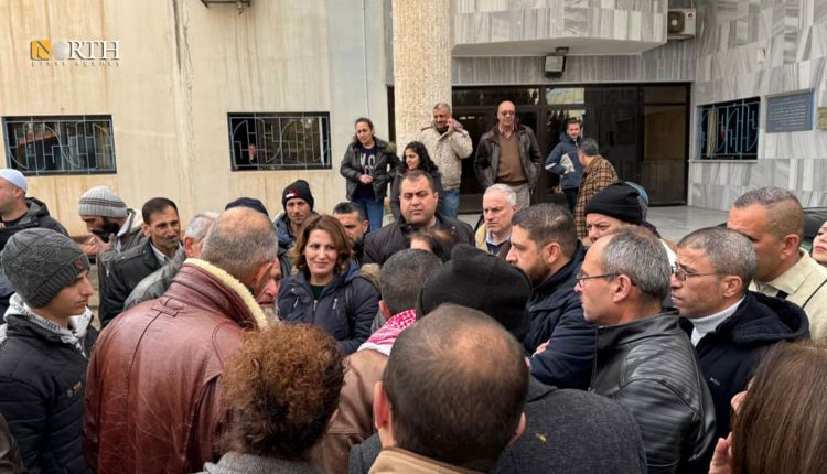 جانب من المظاهرة أمام مؤسسة المياه في السويداء - نورث برس