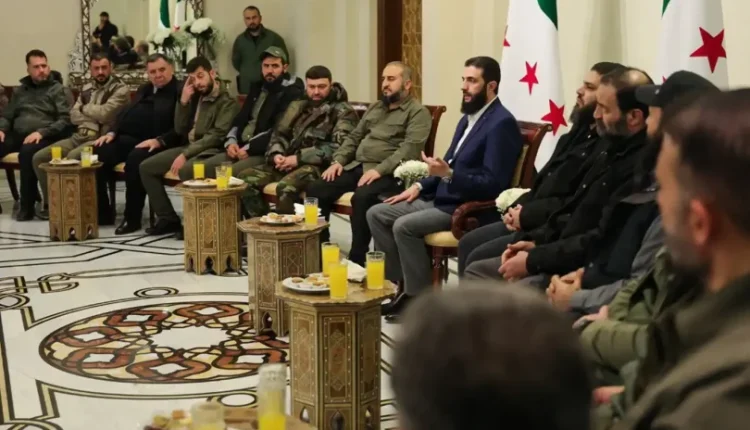 الشرع ووزير الدفاع مرهف أحمد وقادة الفصائل المسلحة في اجتماع