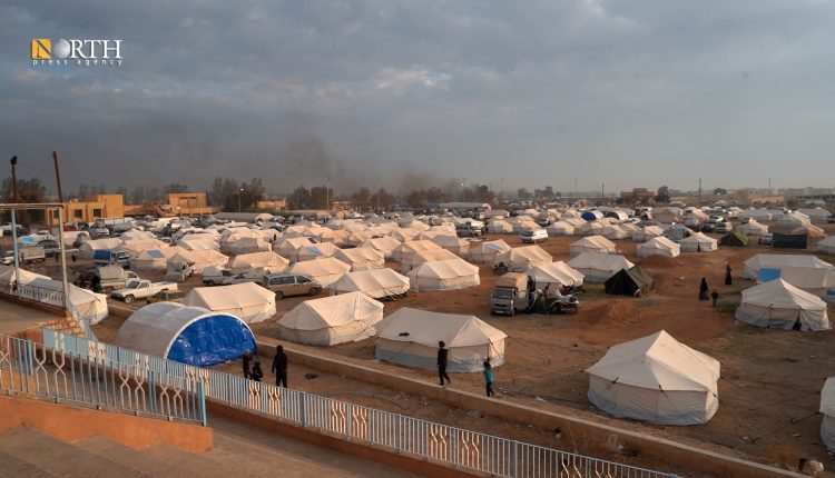 تجمع خيم لمهجرين من ريف حلب الشمالي في الطبقة – نورث برس