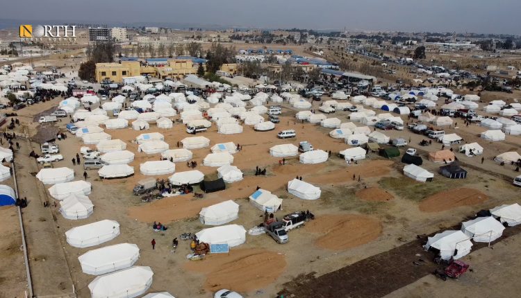 مخيم المدينة الرياضية المستحدث في مدينة الطبقة لنازحي عفرين القادمين من ريف حلب الشمالي - نورث برس