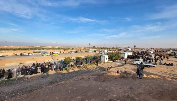 وصول أولى قوافل النازحين إلى مدينة الطبقة من ريف حلب الشمالي - متداول