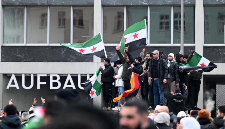 لاجئون سوريون في ألمانيا يحتفلون بسقوط نظام بشار الأسد - أ ف ب