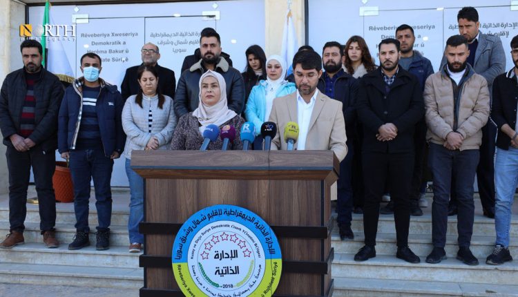 بيان للإدارة الذاتية أمام مقرها في الرقة – نورث برس