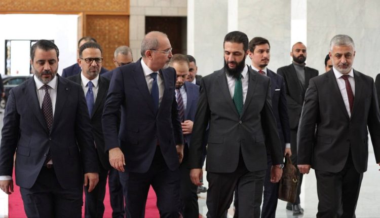قائد الإدارة السورية الجديدة أحمد الشرع يستقبل وفد أردني بوقت سابق