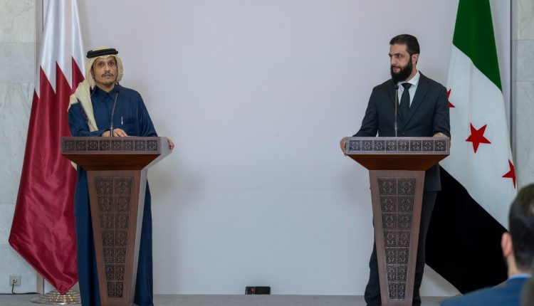 مؤتمر صحفي لقائد الإدارة السورية الجديدة أحمد الشرع و رئيس الوزراء القطري محمد بن عبد الرحمن بن جاسم آل ثاني