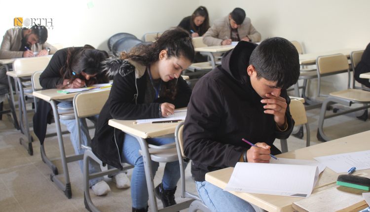 طلاب يقدمون امتحانات الفصل الأول في جامعة كوباني _ نورث برس