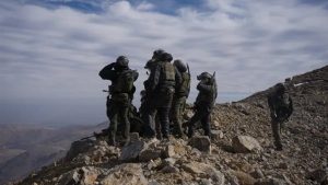 جنود إسرائيليون على قمة جبل الشيخ