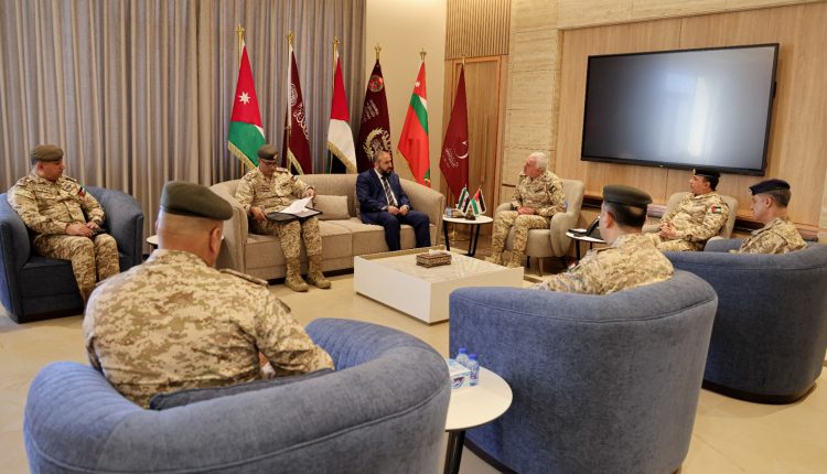 لقاء يجمع رئيس هيئة الأركان المشتركة وضباط أردنيون ووزير الدفاع السوري