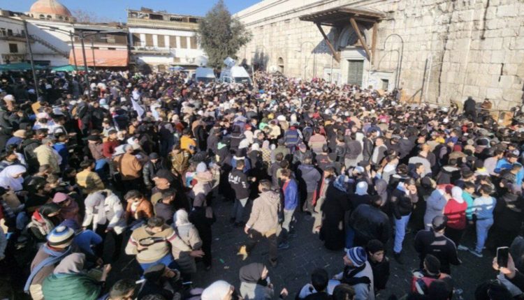 ازدحام لسوريين عند الجامع الأموي أثناء توزيع وجبات طعام - متداول