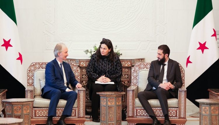 لقاء يجمع قائد الإدارة السورية الجديدة أحمد الشرع والمبعوث الأممي الخاص إلى سوريا غير بيدرسون