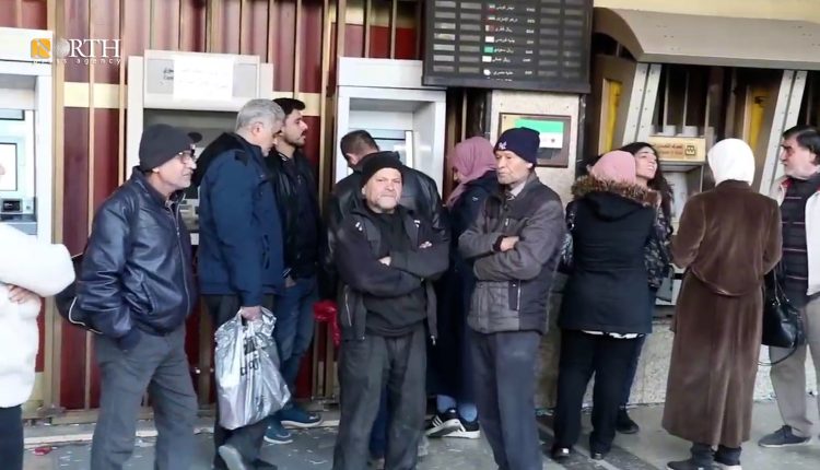 تجمع موظفين حكوميين في دمشق أمام صراف آلي لاستلام الرواتب – نورث برس