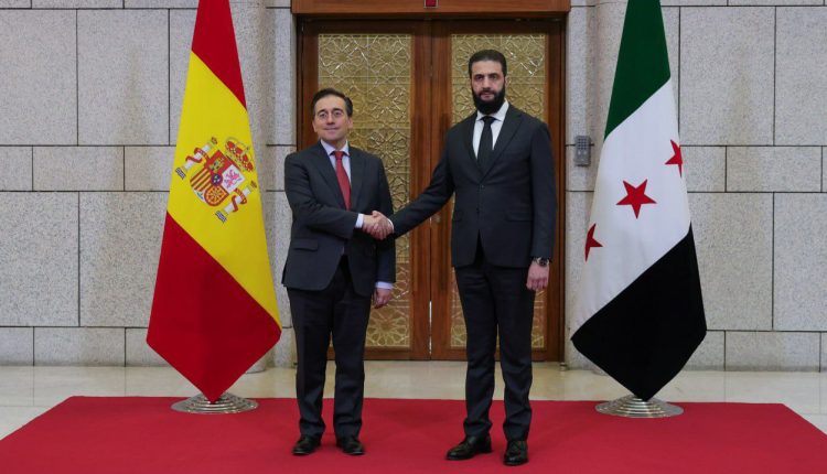 قائد الإدارة السورية الجديدة أحمد الشرع مع وزير خارجية إسبانيا خوسيه مانويل ألباريث - حكومة تصريف الأعمال السورية