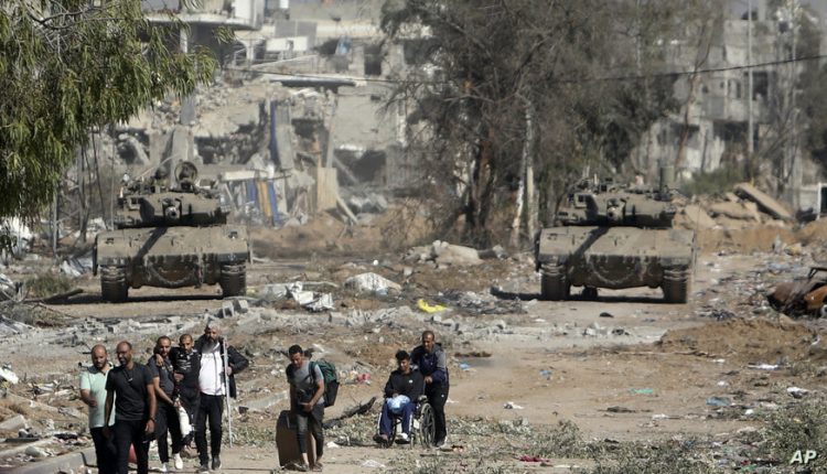 فلسطينيون خلفهم دبابات إسرائيلية يفرون إلى شمال قطاع غزة - أسوشيتد برس