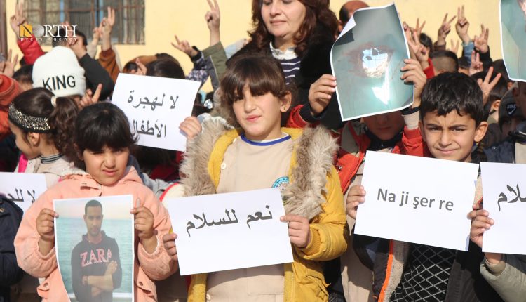 أطفال يرفعون يافطات تدعو إلى السلام في إحدى مدارس كوباني – نورث برس