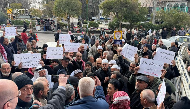 متقاعدون عسكريون من السويداء يطالبون بصرف رواتبهم – نورث برس