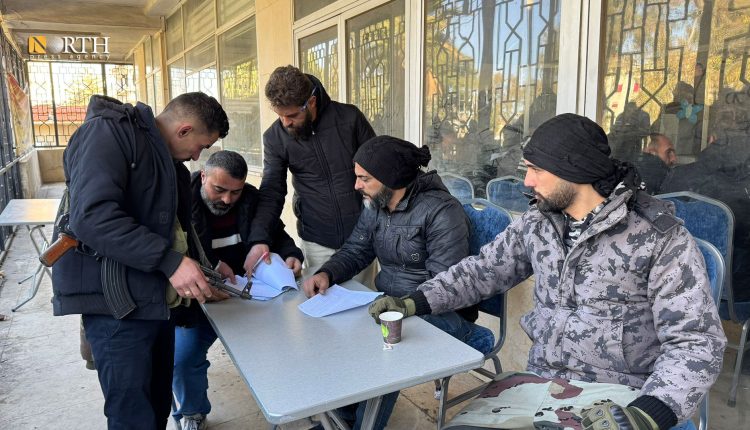 عملية تسوية أوضاع العسكريين من ضباط وضباط صف في المركز الثقافي بالسويداء- نورث برس