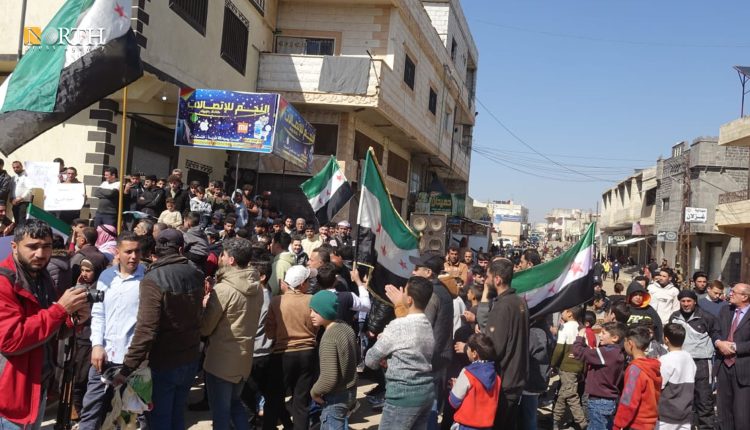 تنديداً بالتصريحات الإسرائيلية الأخيرة.. العشرات يتظاهرون بريف درعا الشرقي