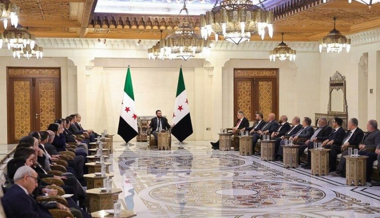 لقاء الرئيس السوري للمرحلة الانتقالية أحمد الشرع مع وفدي "هيئة التفاوض" و"الائتلاف الوطني" بقصر الشعب في دمشق - الرئاسة السورية