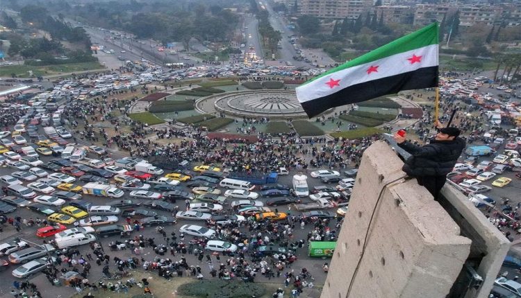 متظاهرون محتفلون بسقوط النظام في ساحة الأمويين بدمشق