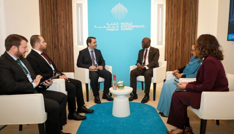 وزير الخارجية السوري أسعد الشيباني وأوسمان ديون نائب رئيس البنك الدولي في شرق المتوسط وأفريقيا