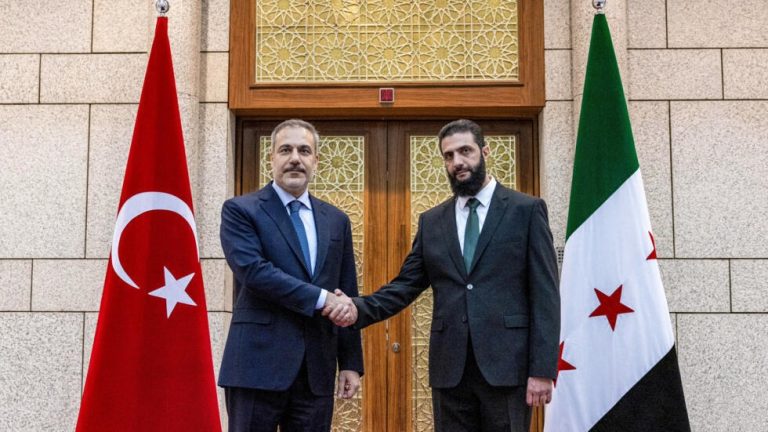 لقاء سابق بين الشرع ووزير الخارجية التركي