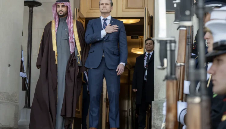 وزير الدفاع الأميركي بيت هيغسيث خلال استقبال نظيره السعودي في مقر وزارة الدفاع بالعاصمة الأميركية واشنطن (البنتاغون)